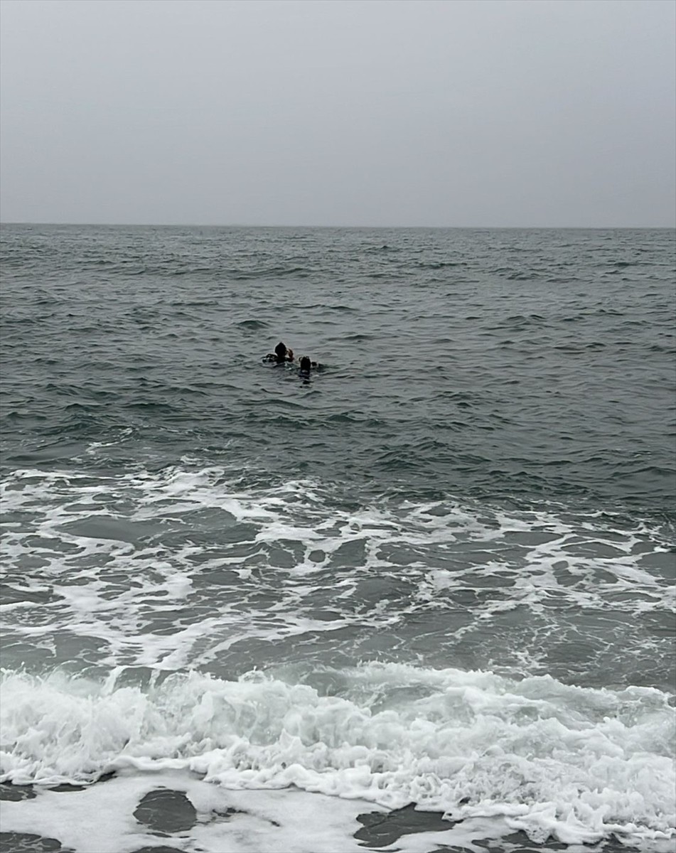 Trabzon'un Of ilçesinde denizde kaybolduğu öne sürülen çocuk için arama kurtarma çalışması...