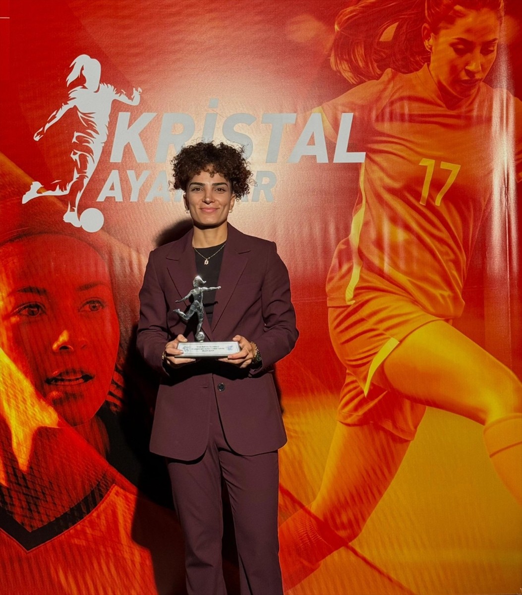 Trabzonspor Kadın Futbol Takımı, "yılın defans oyuncusu" seçilen Dilan Bora için kutlama mesajı...