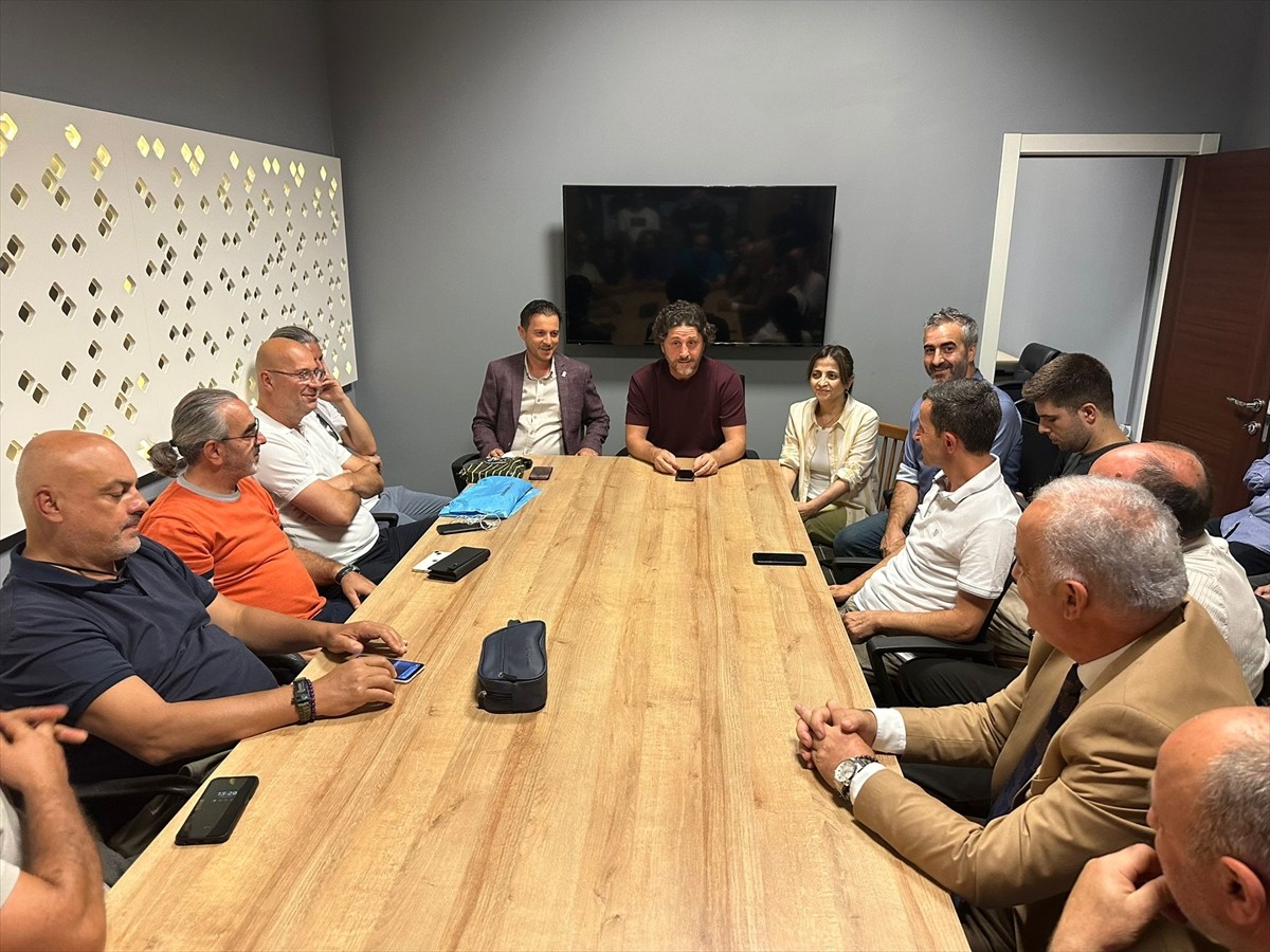 Trabzonspor Teknik Direktörü Fatih Tekke (sağda), Türkiye Spor Yazarları Derneği (TSYD) Trabzon...