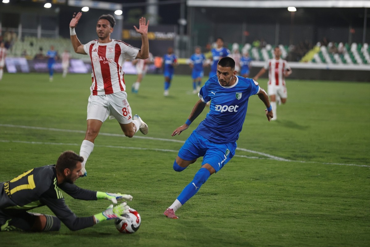 Trendyol 1. Lig'in ilk haftasında Sipay Bodrum FK ile Pendikspor, Bodrum İlçe Stadı'nda...