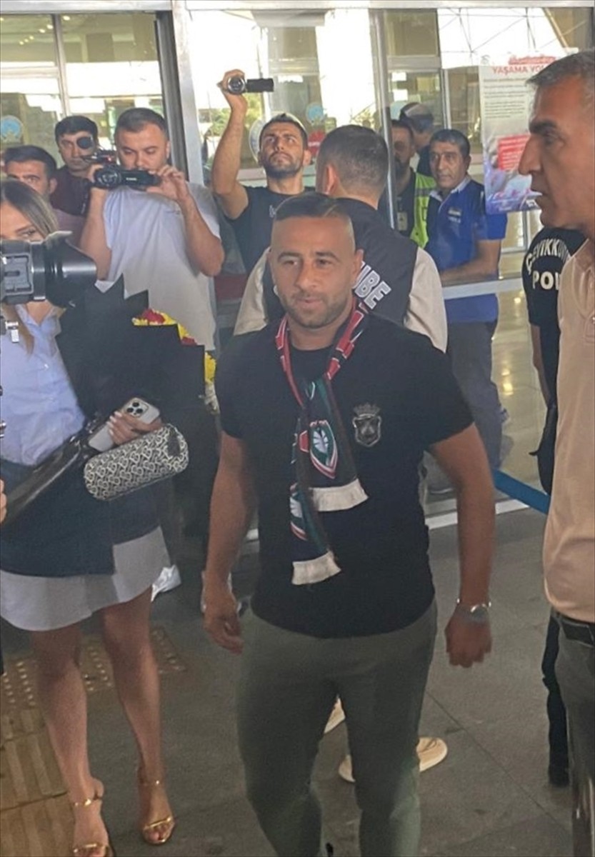 Trendyol 1. Lig ekiplerinden Amed Sportif Faaliyetler'in kadrosuna kattığı orta saha oyuncusu Dia...