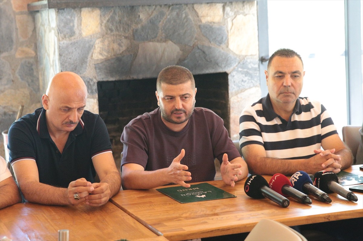 Trendyol 1. Lig ekiplerinden Boluspor'un yönetim kurulu üyeleri ile kent merkezinde bir restoranda...