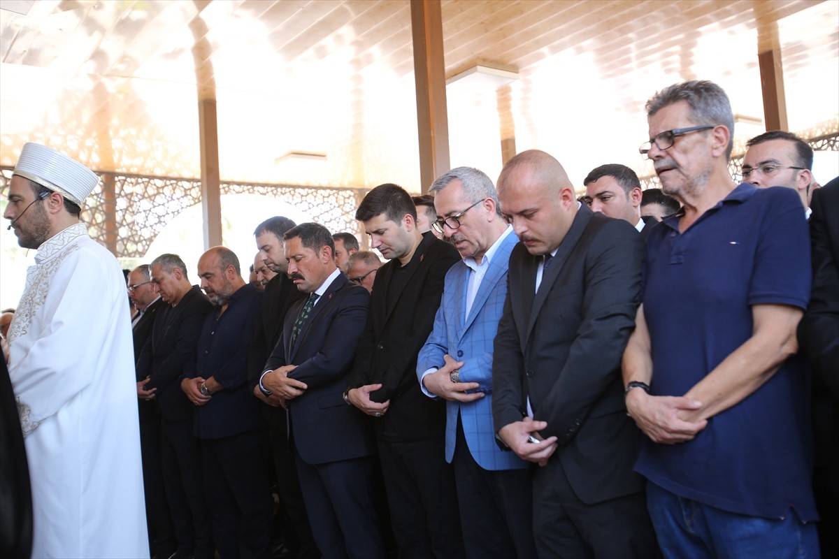 Trendyol 1. Lig ekiplerinden Hatayspor'un eski başkanı Mehmet Şaşmaz'ın (64) cenazesi, Antakya'da...