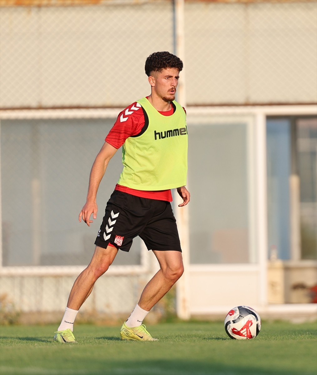 Trendyol 1. Lig ekiplerinden Sivasspor, ligin ilk haftasında deplasmanda Erzurumspor FK ile...