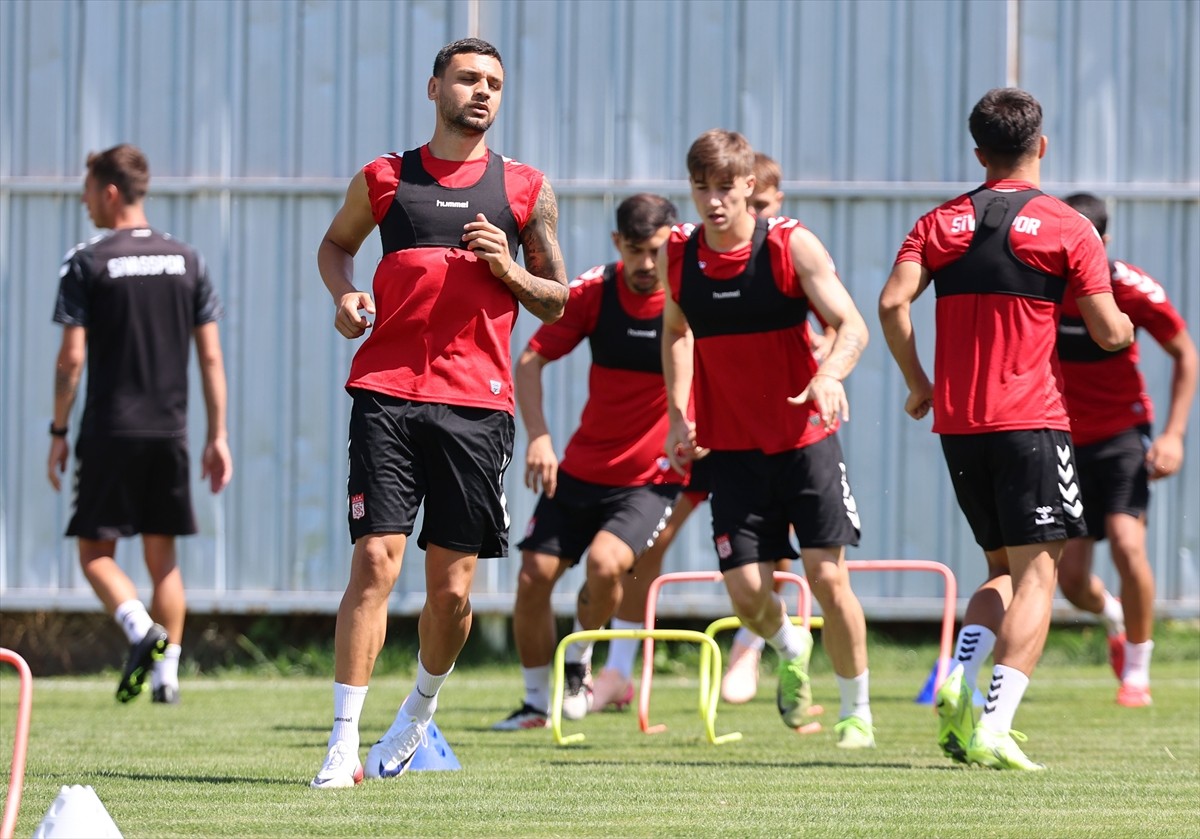 Trendyol 1. Lig ekiplerinden Sivasspor, ligin ilk haftasında deplasmanda Erzurumspor FK ile...