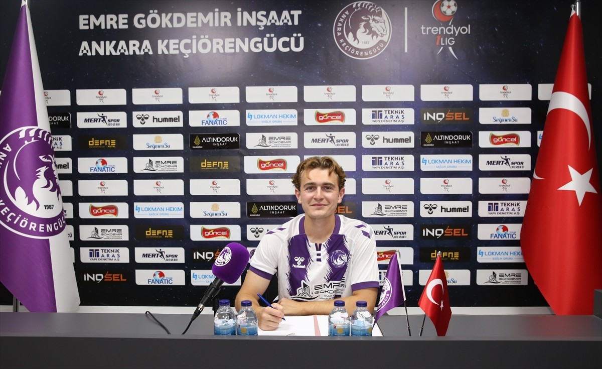 Trendyol 1. Lig takımlarından Emre Gökdemir İnşaat Ankara Keçiörengücü, santrfor Ali Akman ile 3...