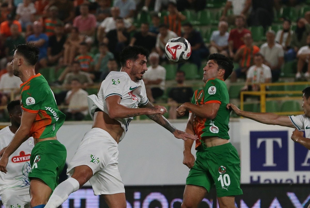 Trendyol Süper Lig'in 2. haftasında Corendon Alanyaspor ile Çaykur Rizespor, Gain Park Stadı'nda...