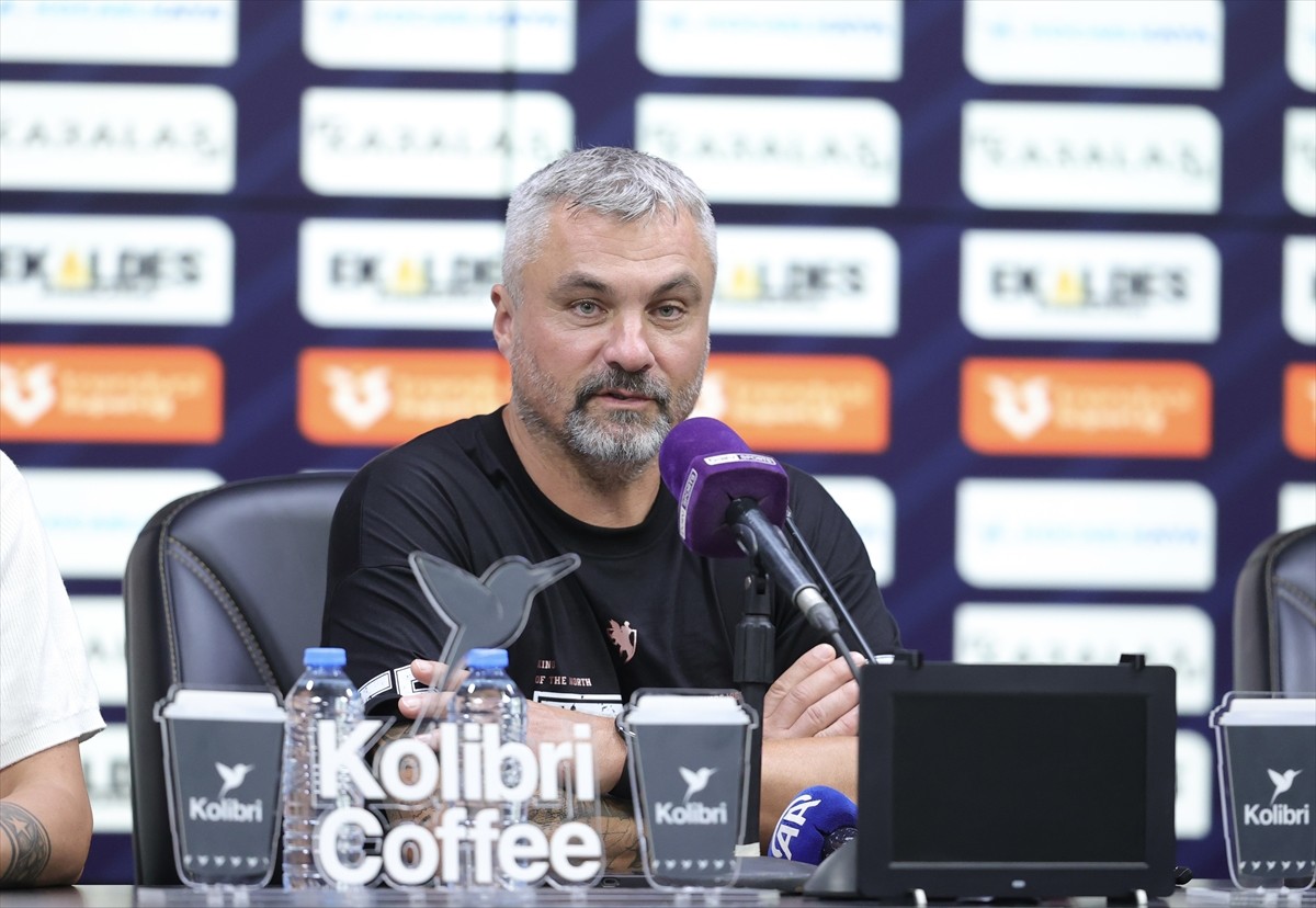 Trendyol Süper Lig'in 2. haftasında deplasmanda Kocaelispor'u 1-0 yenen Samsunspor'un teknik...