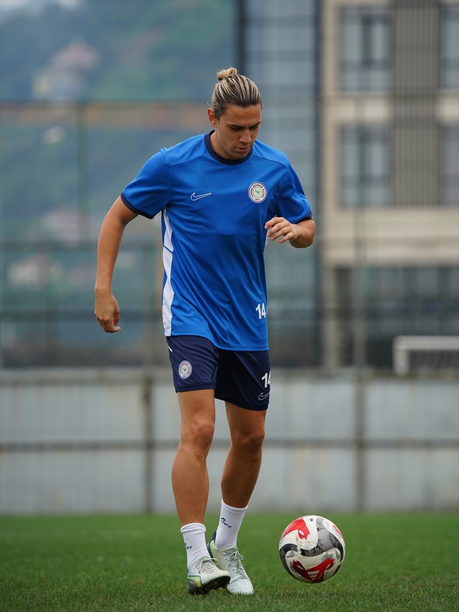 Trendyol Süper Lig ekiplerinden Çaykur Rizespor, orta saha oyuncusu Taylan Antalyalı ile 2 yıllık...