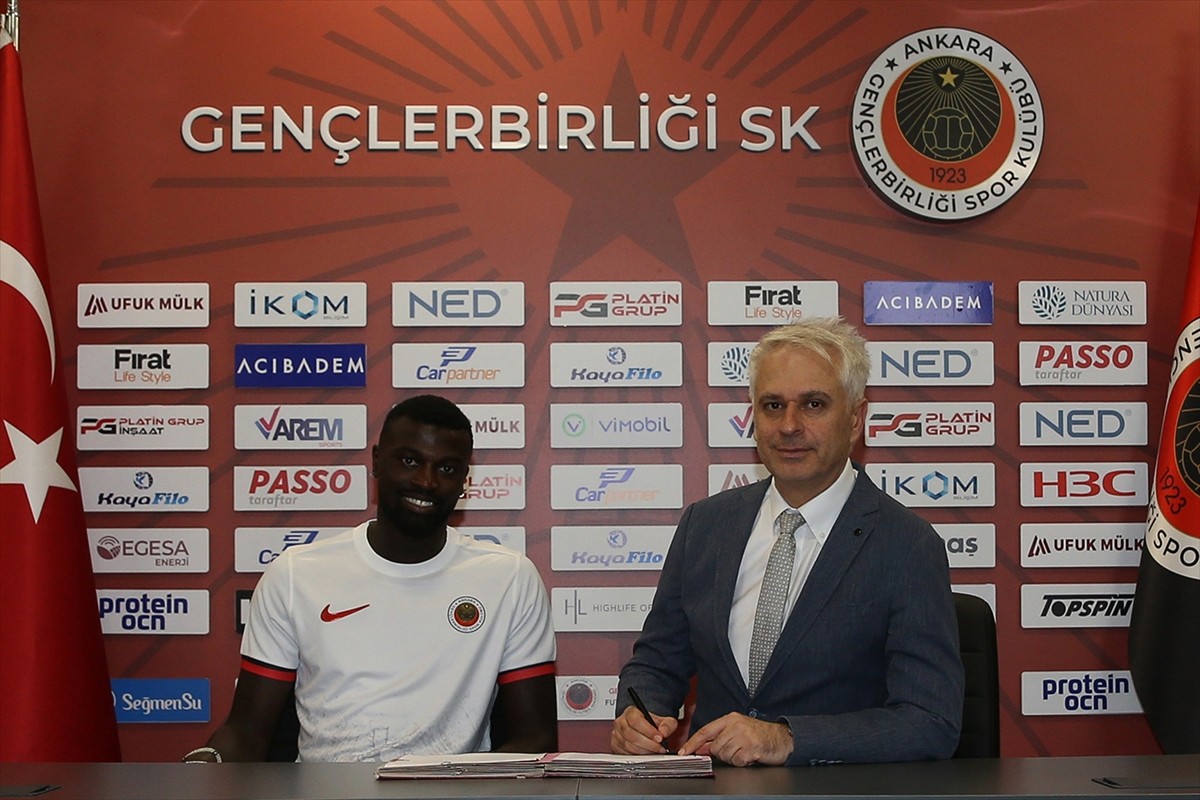 Trendyol Süper Lig ekiplerinden Gençlerbirliği, Senegalli forvet M'Baye Niang'ı (solda) transfer...