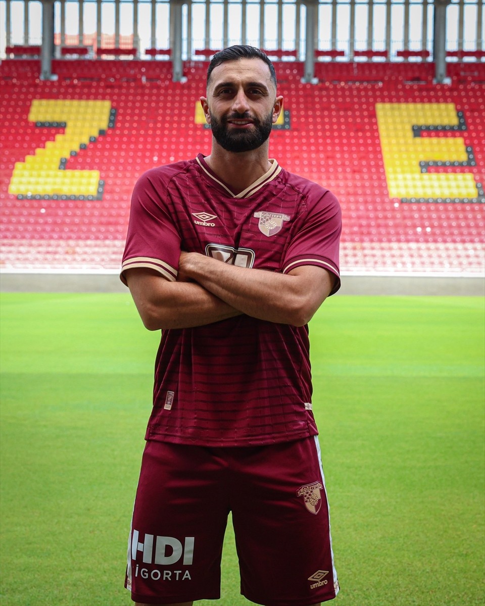 Trendyol Süper Lig ekiplerinden Göztepe, orta saha oyuncusu Efkan Bekiroğlu ile 1 yılı opsiyonlu 2...