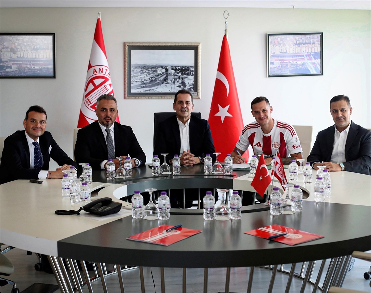 Trendyol Süper Lig ekiplerinden Hesap.com Antalyaspor, Bosna Hersekli orta saha oyuncusu Dario...