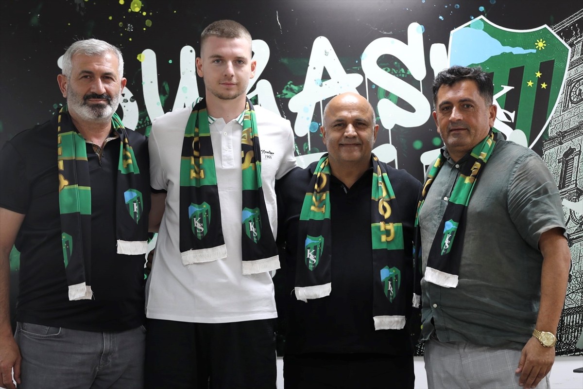 Trendyol Süper Lig ekiplerinden Kocaelispor, Ukraynalı defans oyuncusu Oleksandr Syrota'yı (sol 2)...