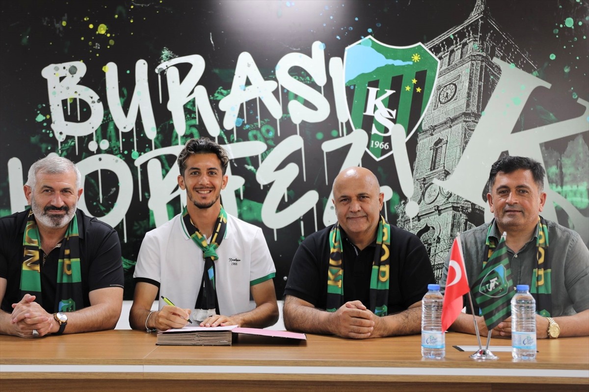 Trendyol Süper Lig ekiplerinden Kocaelispor, Ukraynalı defans oyuncusu Oleksandr Syrota'yı (sol 2)...