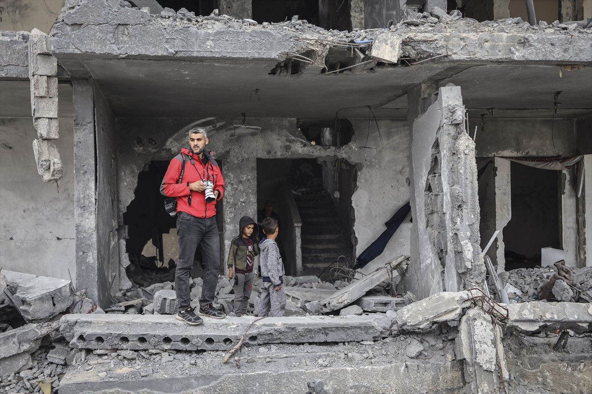 TRT World'ün hazırladığı "Fotoğraflarımda Kalan Gazze" belgeseli TRT ekranlarında izleyiciyle...