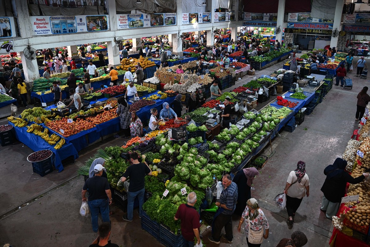 Tüketiciler, 15 Ağustos'tan itibaren, semt pazarlarındaki alışverişlerde kredi kartını daha fazla...