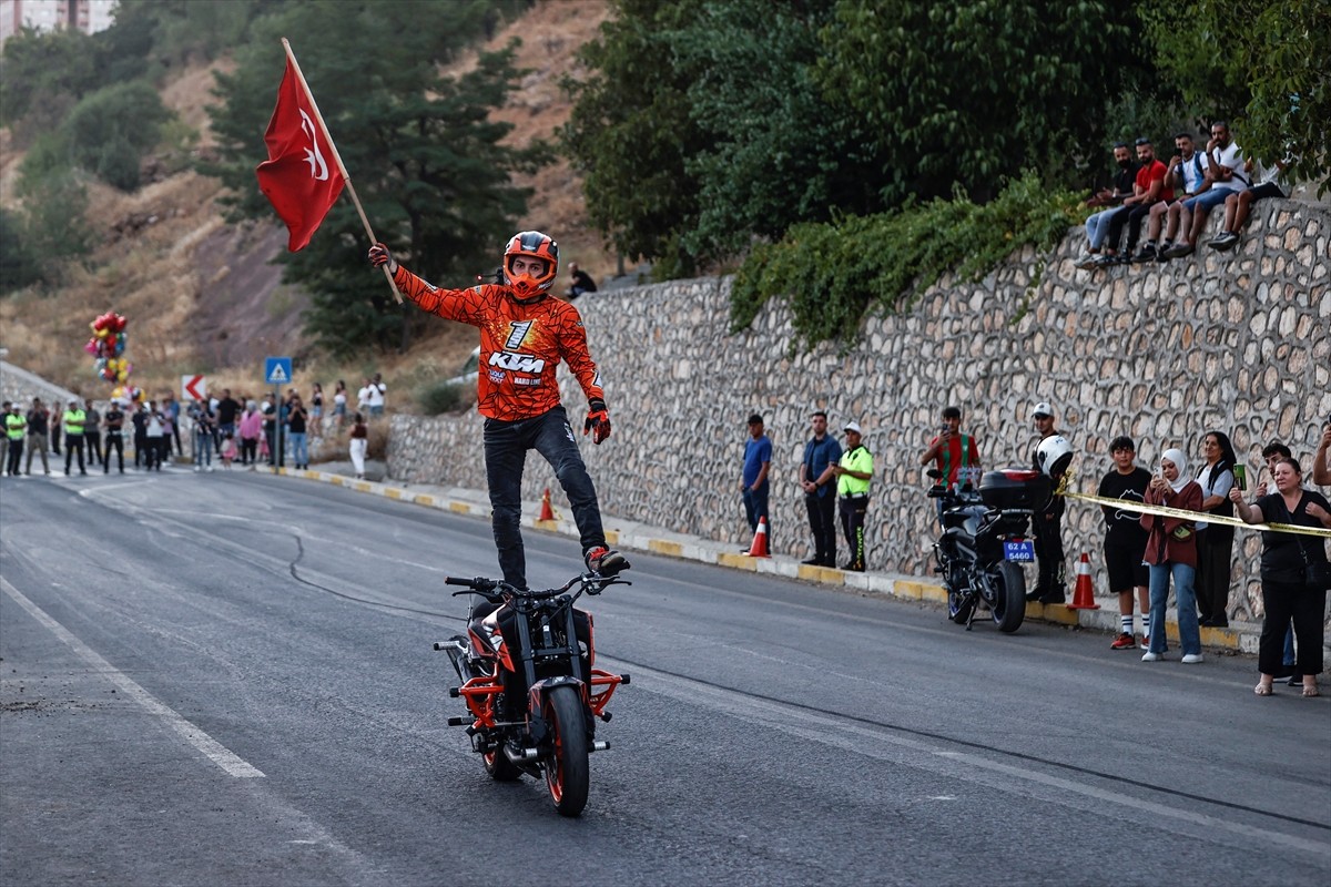 Tunceli'de düzenlenen MamekiFest etkinlikleri kapsamında motosiklet akrobasi gösterisi...
