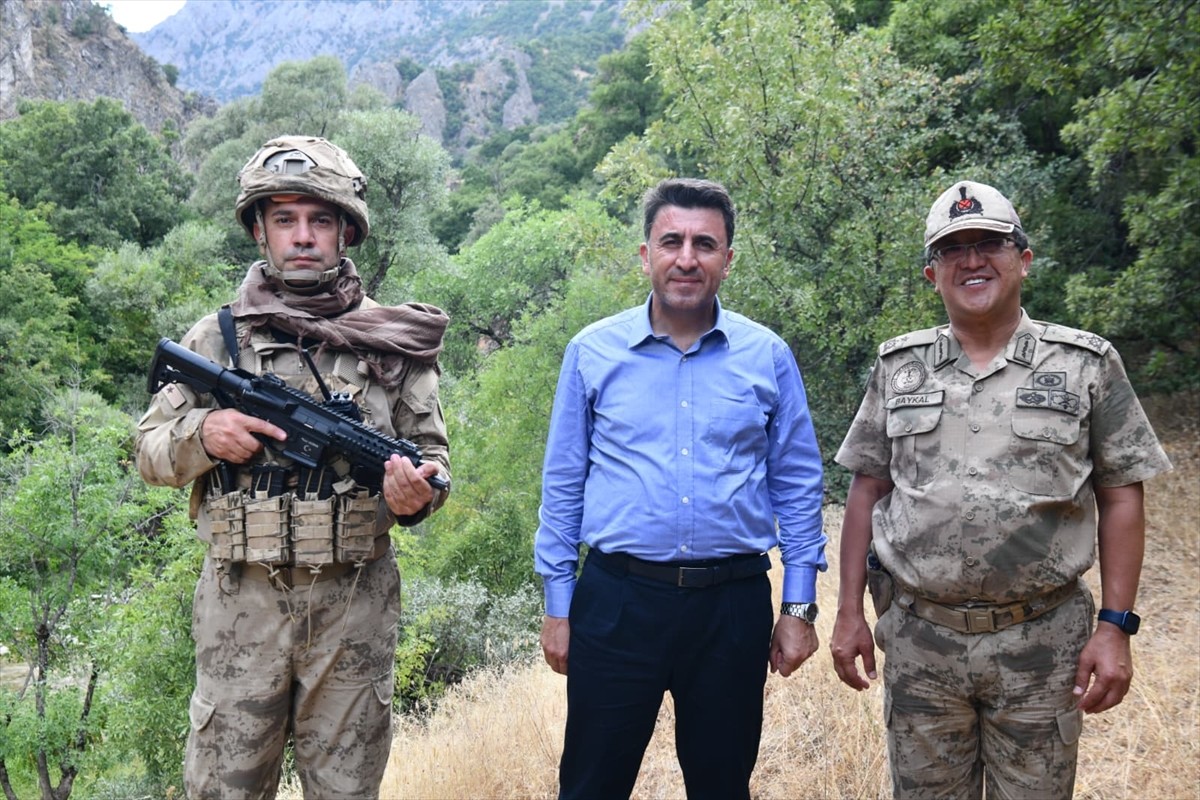 Tunceli Valisi ve Belediye Başkanı Şefik Aygöl (ortada), Hozat ve Çemişgezek ilçeleri arasındaki...