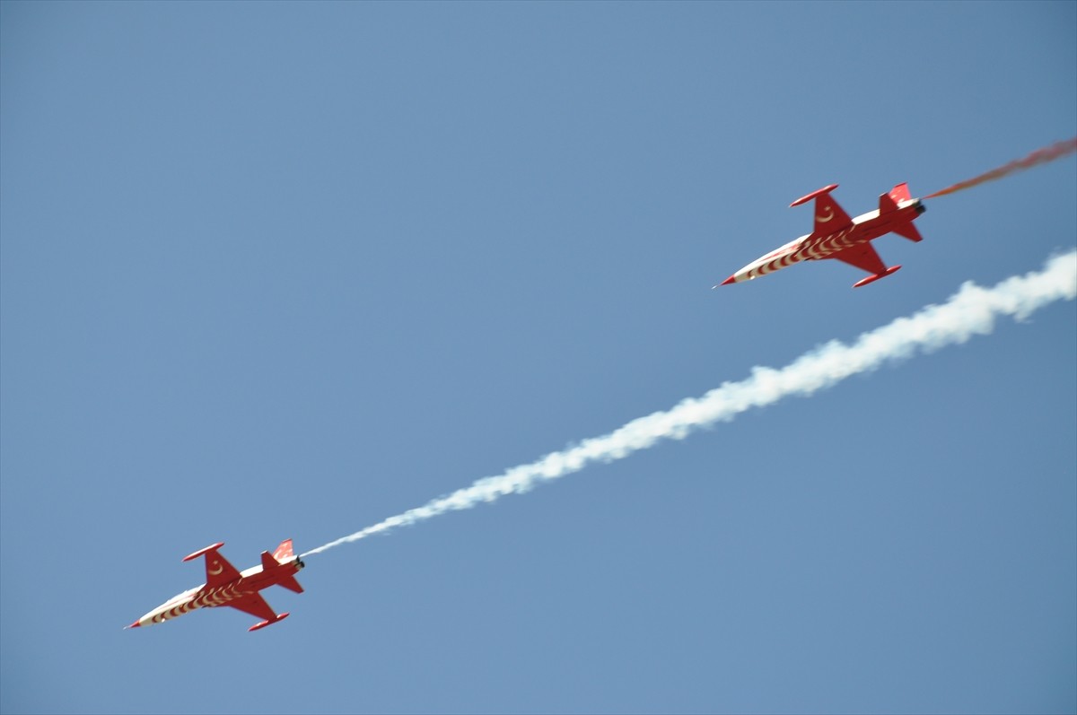 Türk Hava Kuvvetlerinin akrobasi timi Türk Yıldızları, Büyük Taarruz'un 103. yıl dönümünde 24...