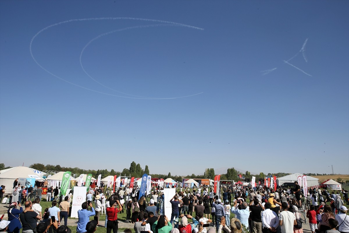 Türk Hava Kuvvetlerinin akrobasi timi Türk Yıldızları, Malazgirt Zaferi'nin 954. yıl dönümü...