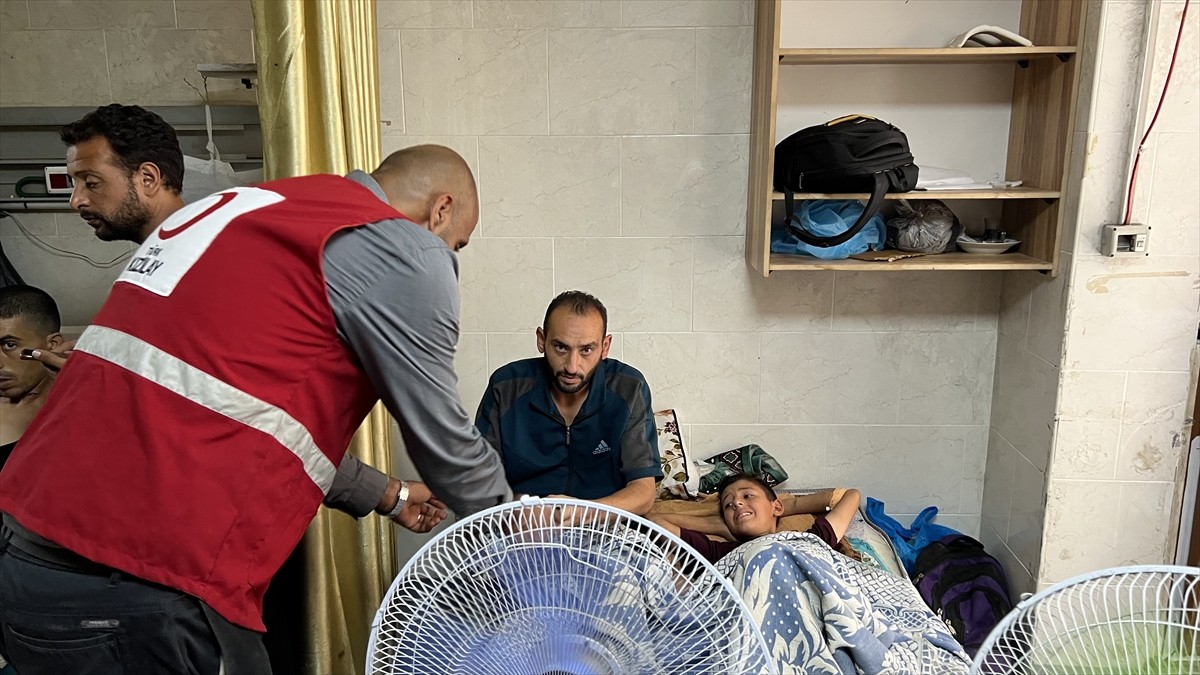 Türk Kızılay Gazze'deki El Kudüs Hastanesi'ne her gün sıcak yemek ulaştırıyor. Filistin Kızılayına...