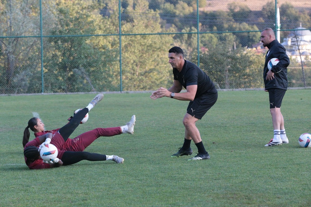 Turkcell Kadın Futbol Süper Ligi'nde mücadele eden Galatasaray Futbol Takımı, yeni sezona Bolu'da...