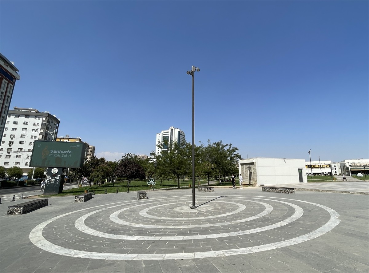 Türkiye'de sıcaklığın en yüksek ölçüldüğü kentlerden biri olan Şanlıurfa'da termometreler 50...