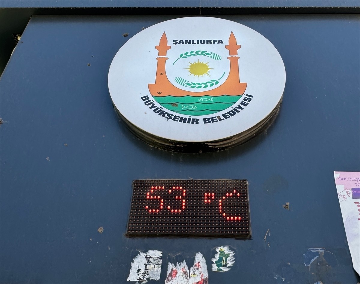 Türkiye'de sıcaklığın en yüksek ölçüldüğü kentlerden biri olan Şanlıurfa'da, termometreler 53...