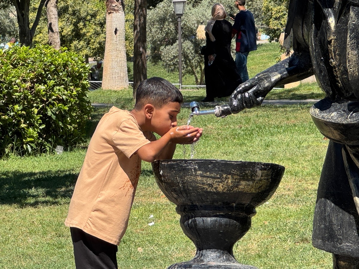 Türkiye'de sıcaklığın en yüksek ölçüldüğü kentlerden biri olan Şanlıurfa'da, termometreler 53...