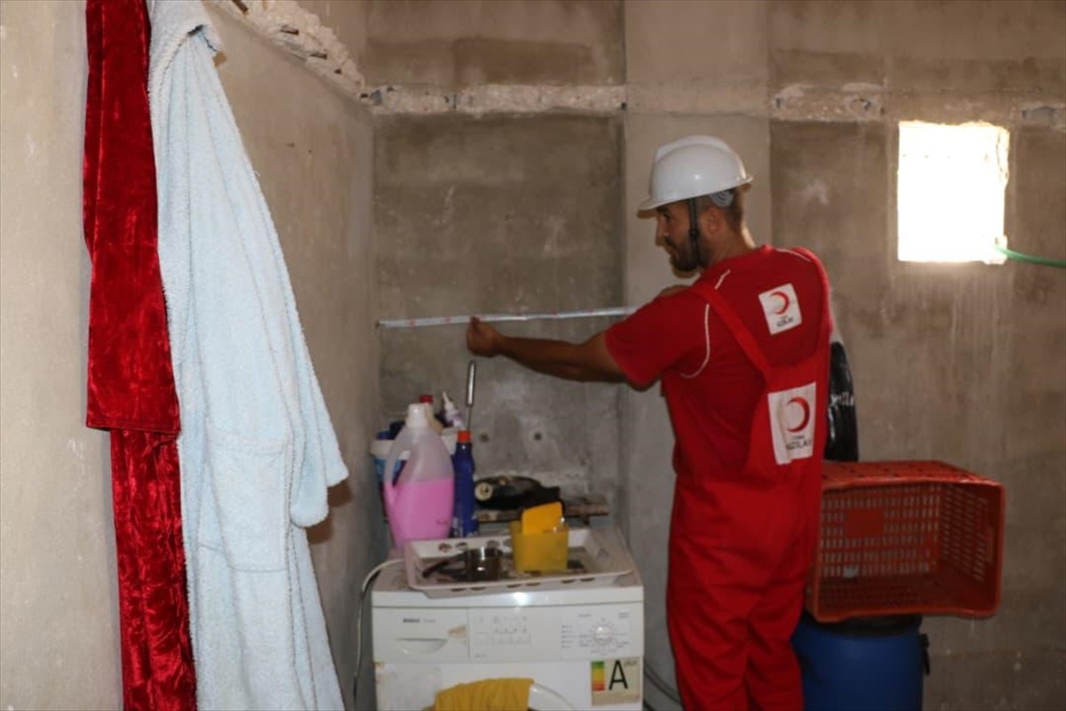 Türkiye'den Suriye'ye dönüş yapan Hüseyin ailesinin 10 yaşındaki oğulları Halit Mustafa'nın...