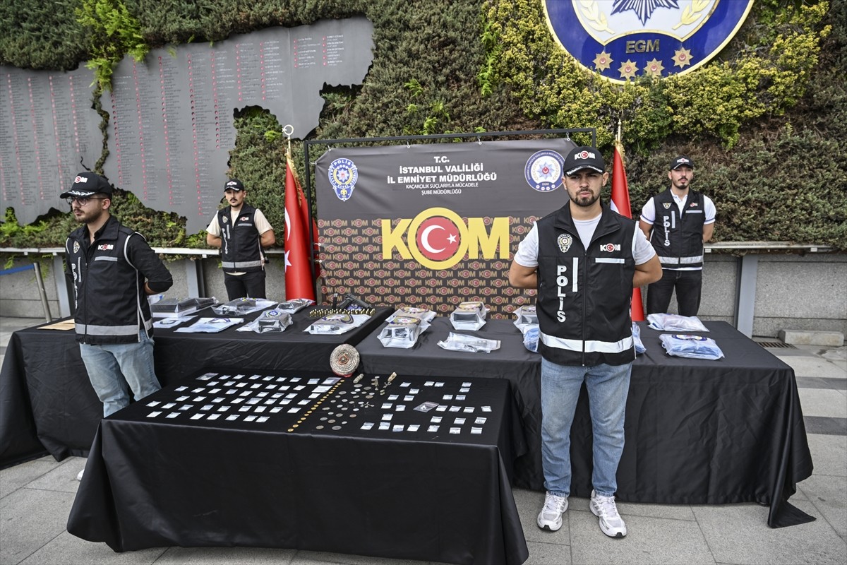 Türkiye'ye kaçak yollardan getirilen değerli taş, pırlanta ve takı gibi ürünleri ticaretinin...