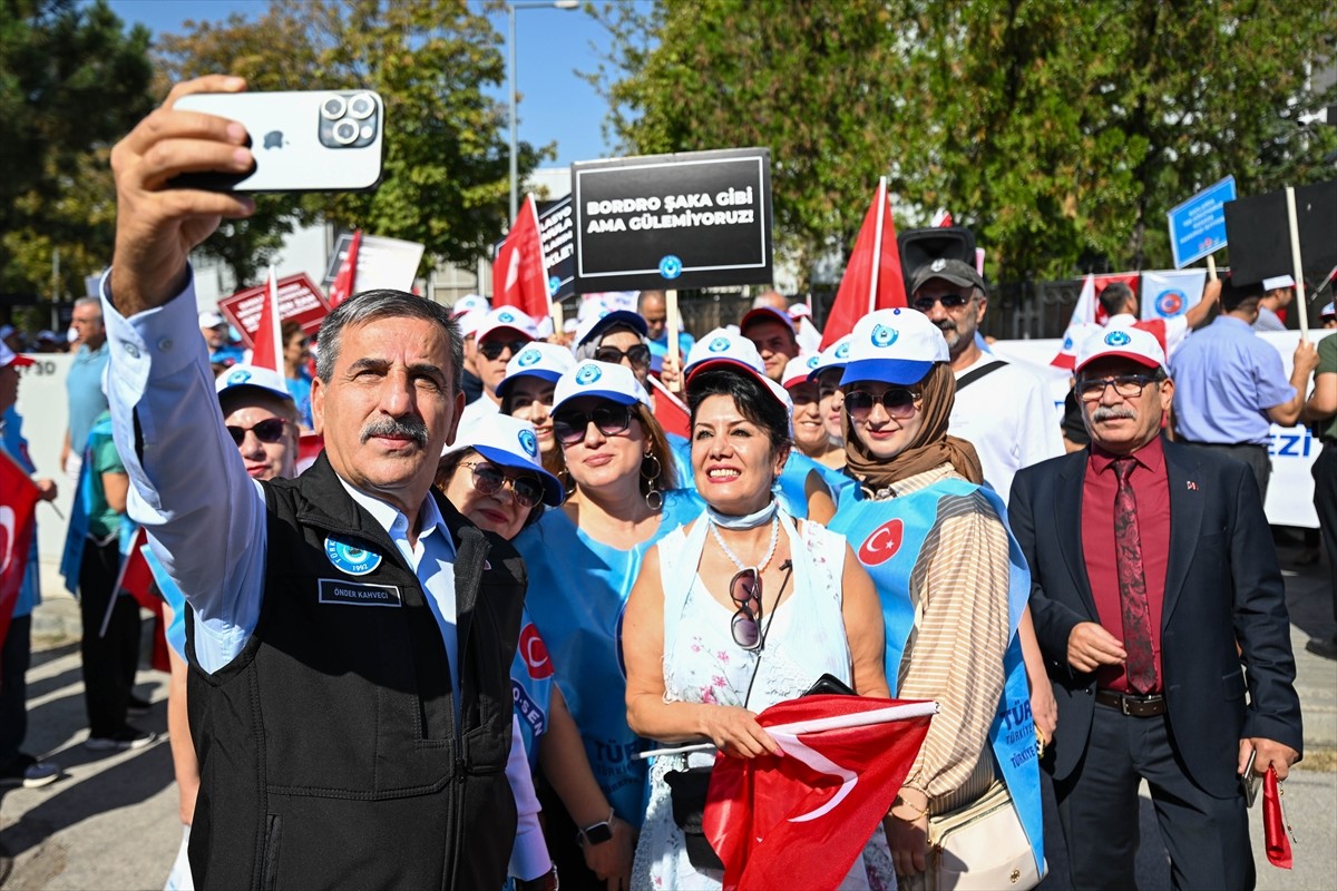 Türkiye genelinde 1 günlük iş bırakma kararı alan Türkiye Kamu-Sen üyeleri, Hazine ve Maliye...