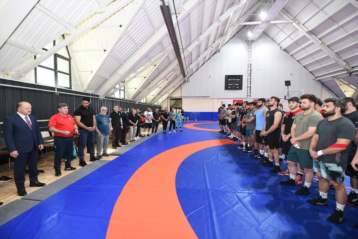 Türkiye Güreş Federasyonu Başkanı Taha Akgül (solda) ve Kastamonu Valisi Meftun Dallı (sağda)...