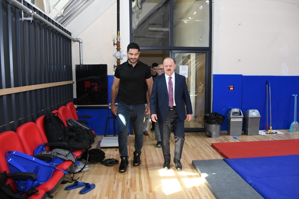 Türkiye Güreş Federasyonu Başkanı Taha Akgül (solda) ve Kastamonu Valisi Meftun Dallı (sağda)...