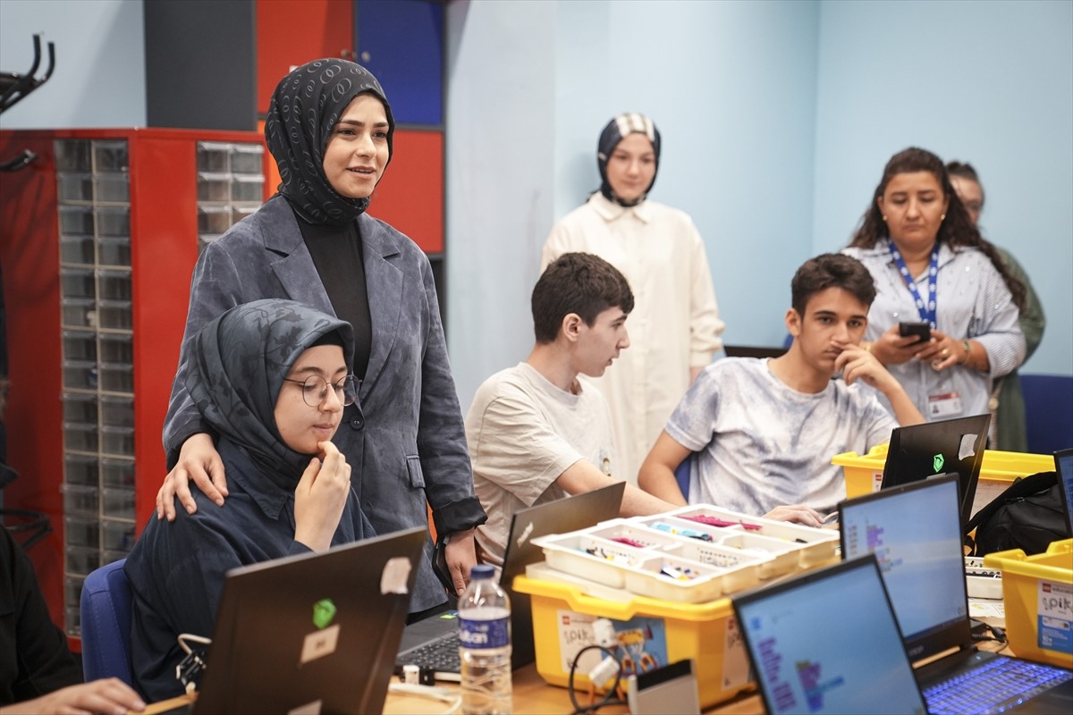 Türkiye Teknoloji Takımı Vakfı (T3 Vakfı) Yönetim Kurulu Başkanı Elvan Kuzucu Hıdır (sağda)...