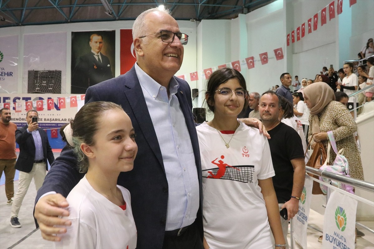 Türkiye Voleybol Federasyonu (TVF) Başkanı Mehmet Akif Üstündağ, Malatya'da Fabrika Voleybol...