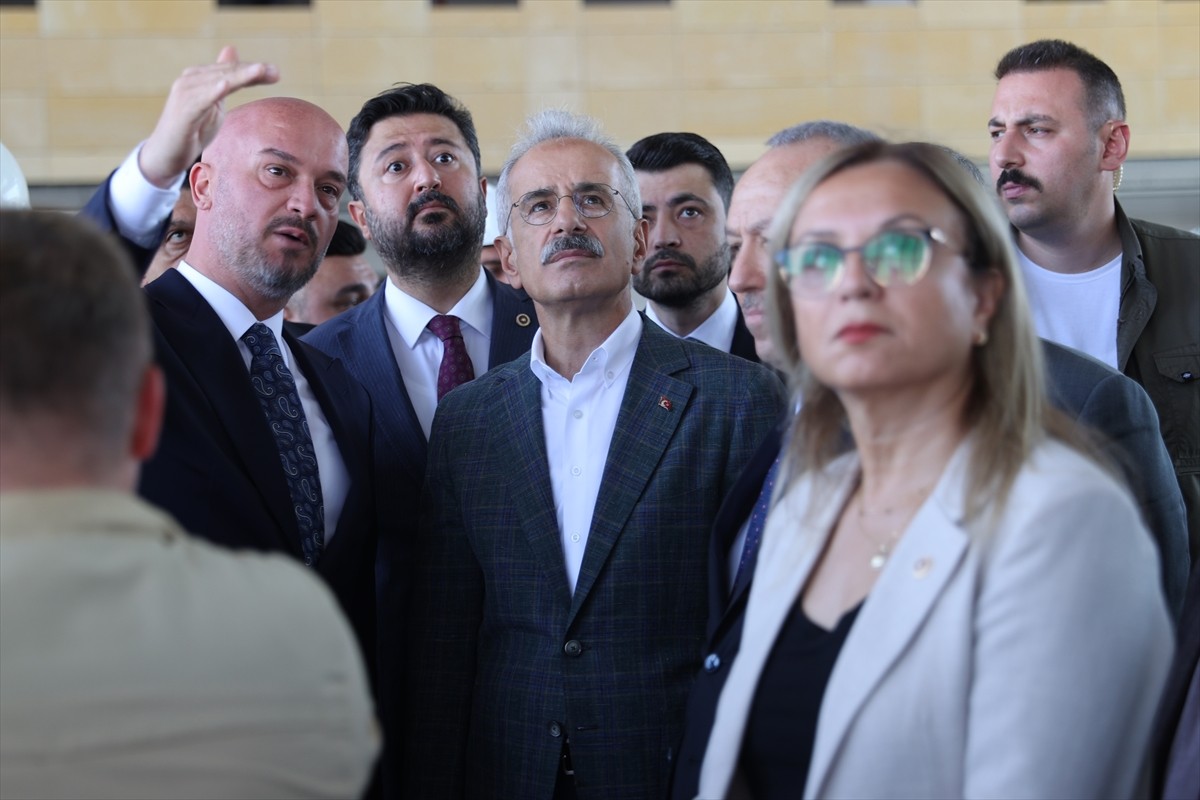 Ulaştırma ve Altyapı Bakanı Abdulkadir Uraloğlu (ortada), Nevşehir'de Kapadokya Havalimanı'nda...