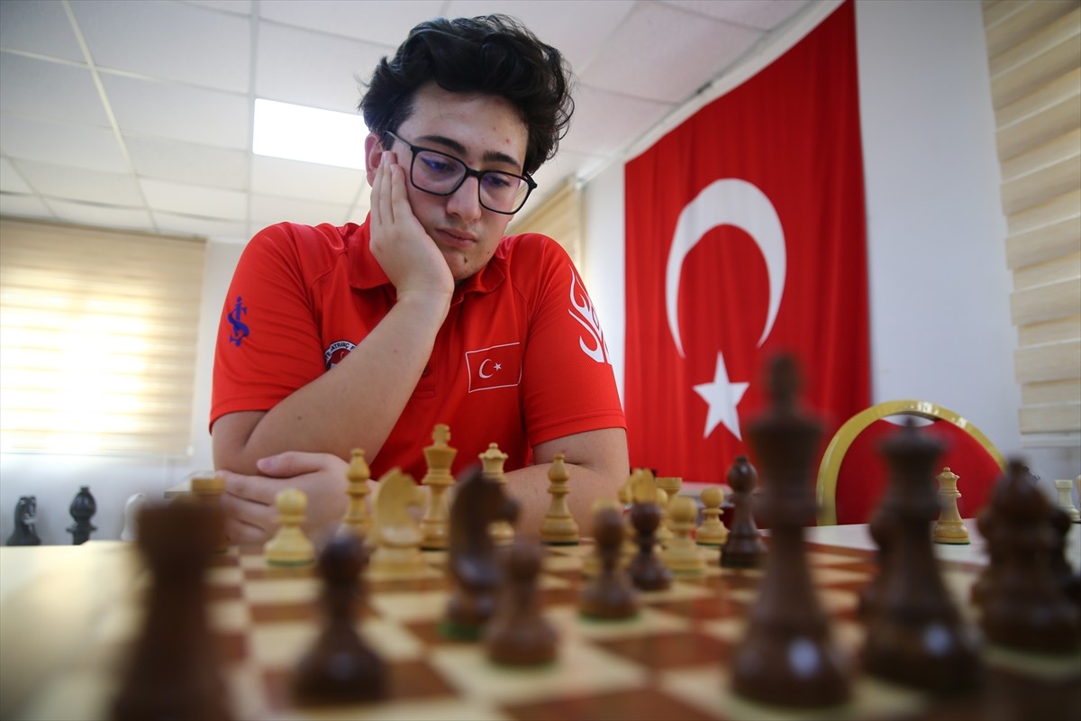 Uluslararası usta (IM) olma yolunda gereken 3 normdan 2'sini elde eden milli satranççı Serdar...