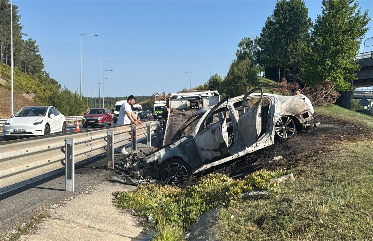 Ümraniye'de kaza yaptıktan sonra alev alan otomobil kullanılamaz hale geldi.