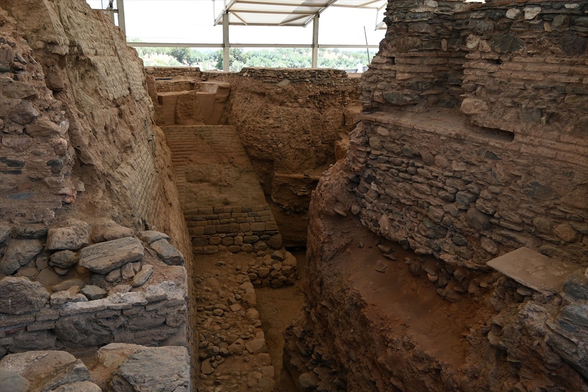 UNESCO Dünya Miras Listesi'ndeki Sardes Antik Kenti'nde, yaklaşık 120 yıldır yürütülen arkeolojik...