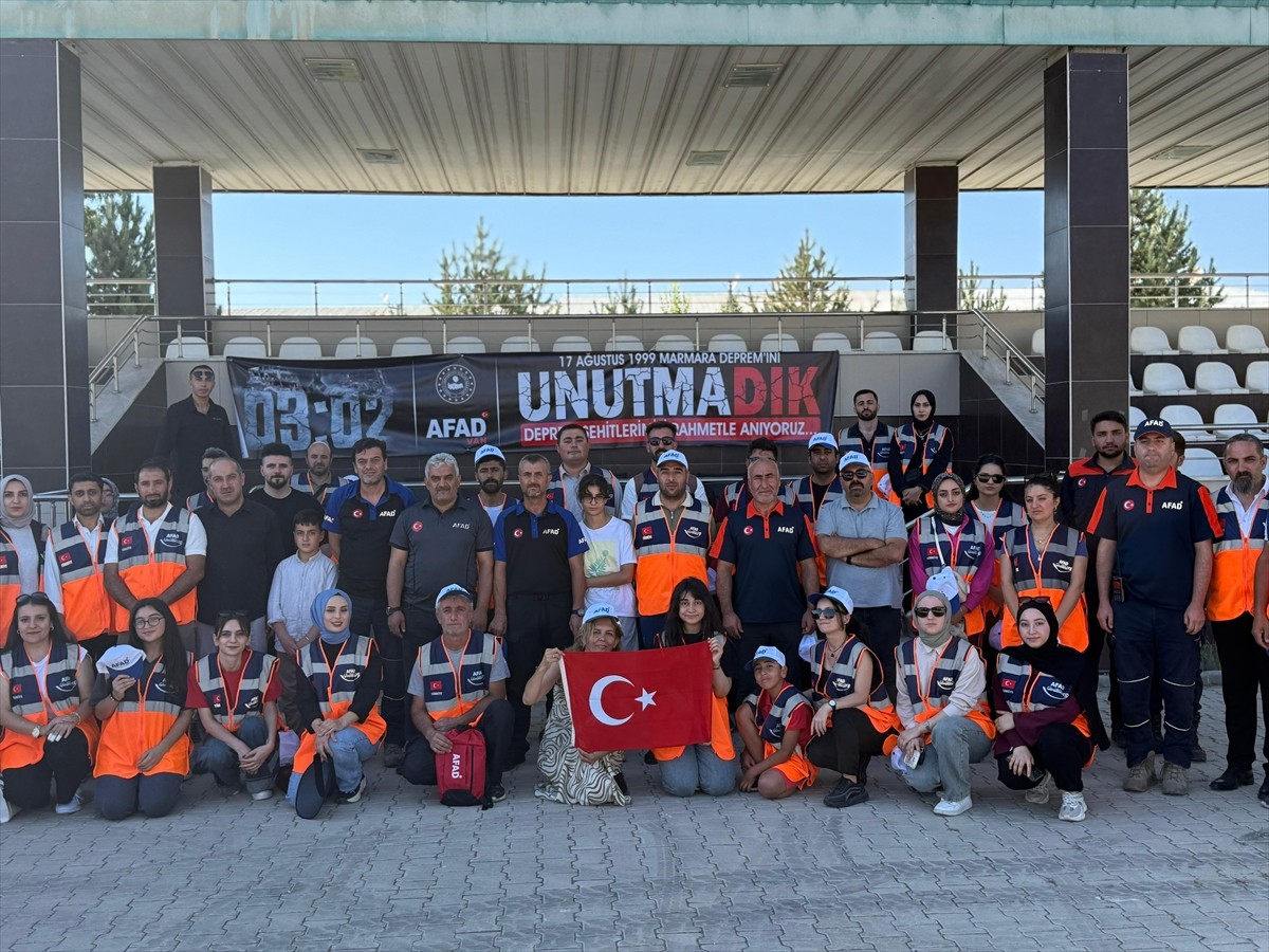 Van'da Afet ve Acil Durum Müdürlüğünce (AFAD), Marmara Depremi'nin 26. yılı dolayısıyla anma...