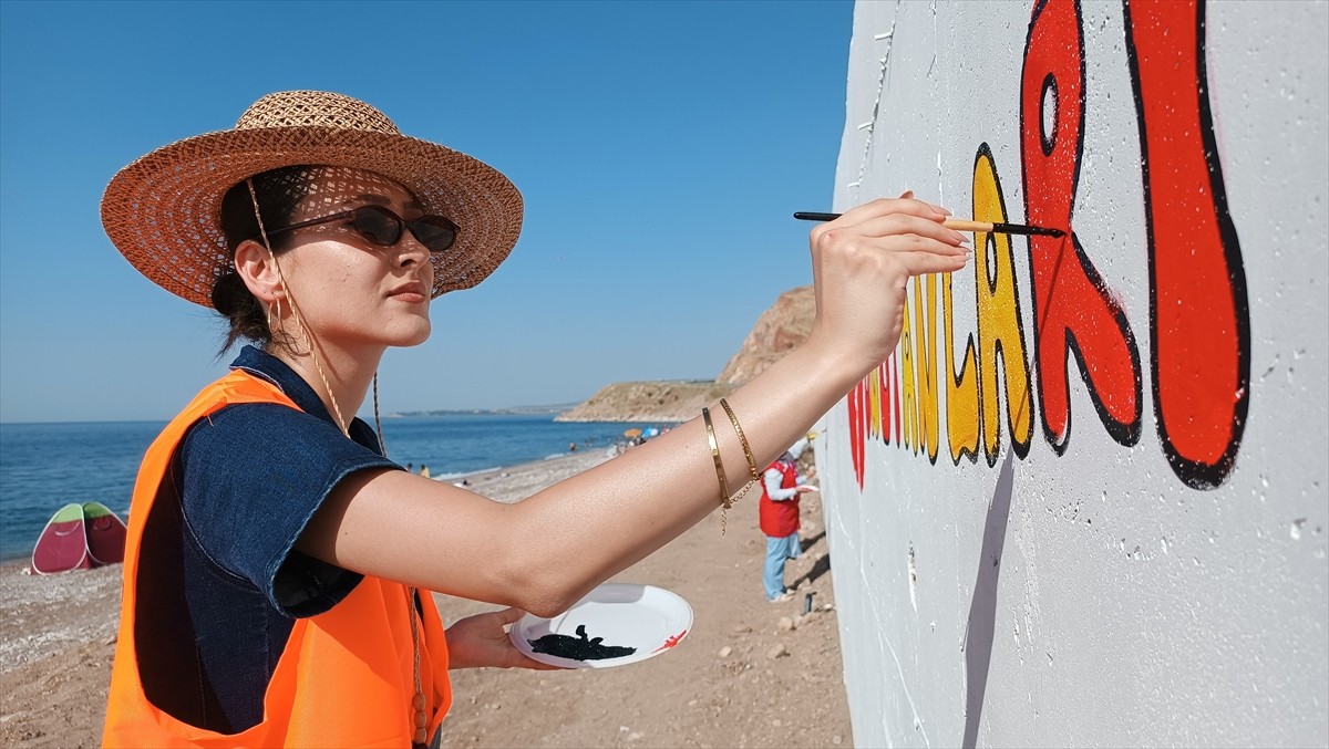 Van'ın Gevaş ilçesinde doğaseverler, Van Gölü'ne ve Alzheimer hastalığına dikkati çekmek için...