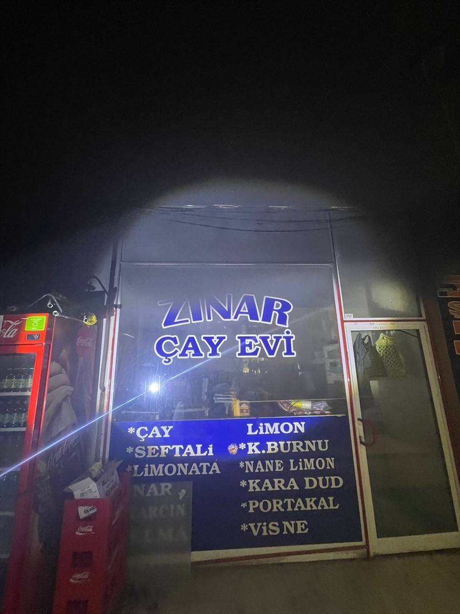 Van'ın İpekyolu ilçesinde bir iş merkezinde çıkan yangın, 4 dükkanda hasara neden oldu.