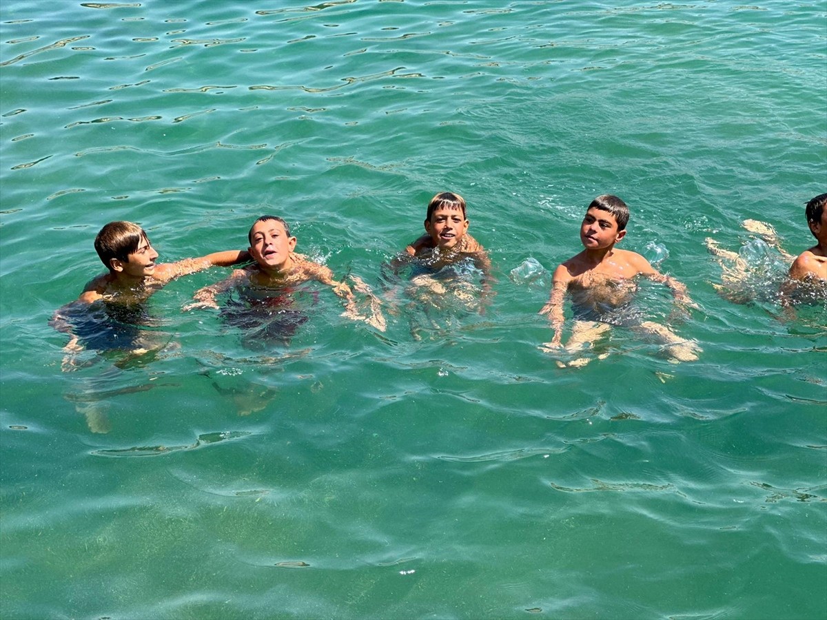 Van Gölü'nde yaz mevsiminde uzun süre yüzen çocukların saçları, sudaki mineraller ve güneşin...