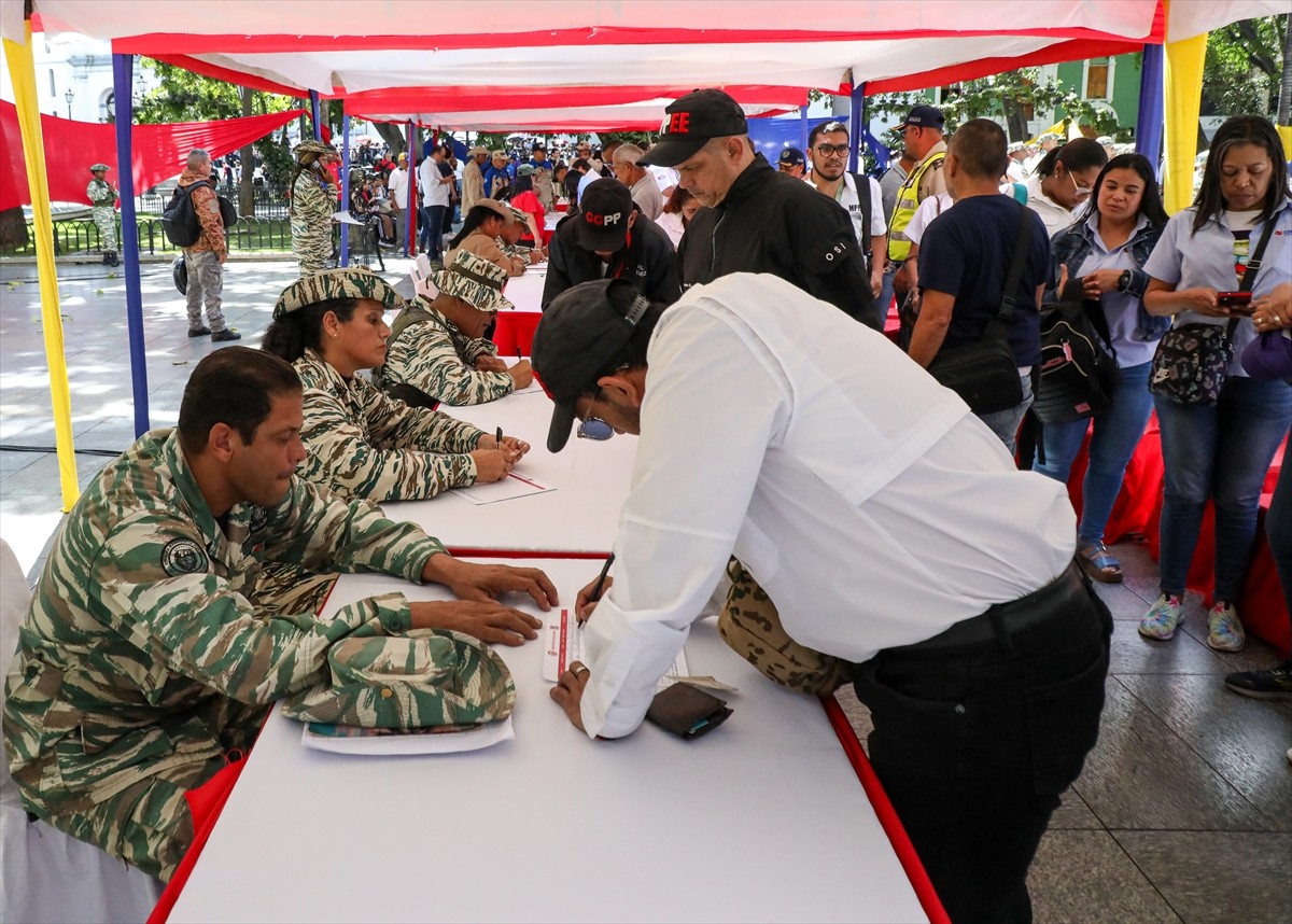 Venezuela Devlet Başkanı Nicolas Maduro'nun, ABD'nin Venezuela yakınlarındaki Karayip Denizi'ne 3...