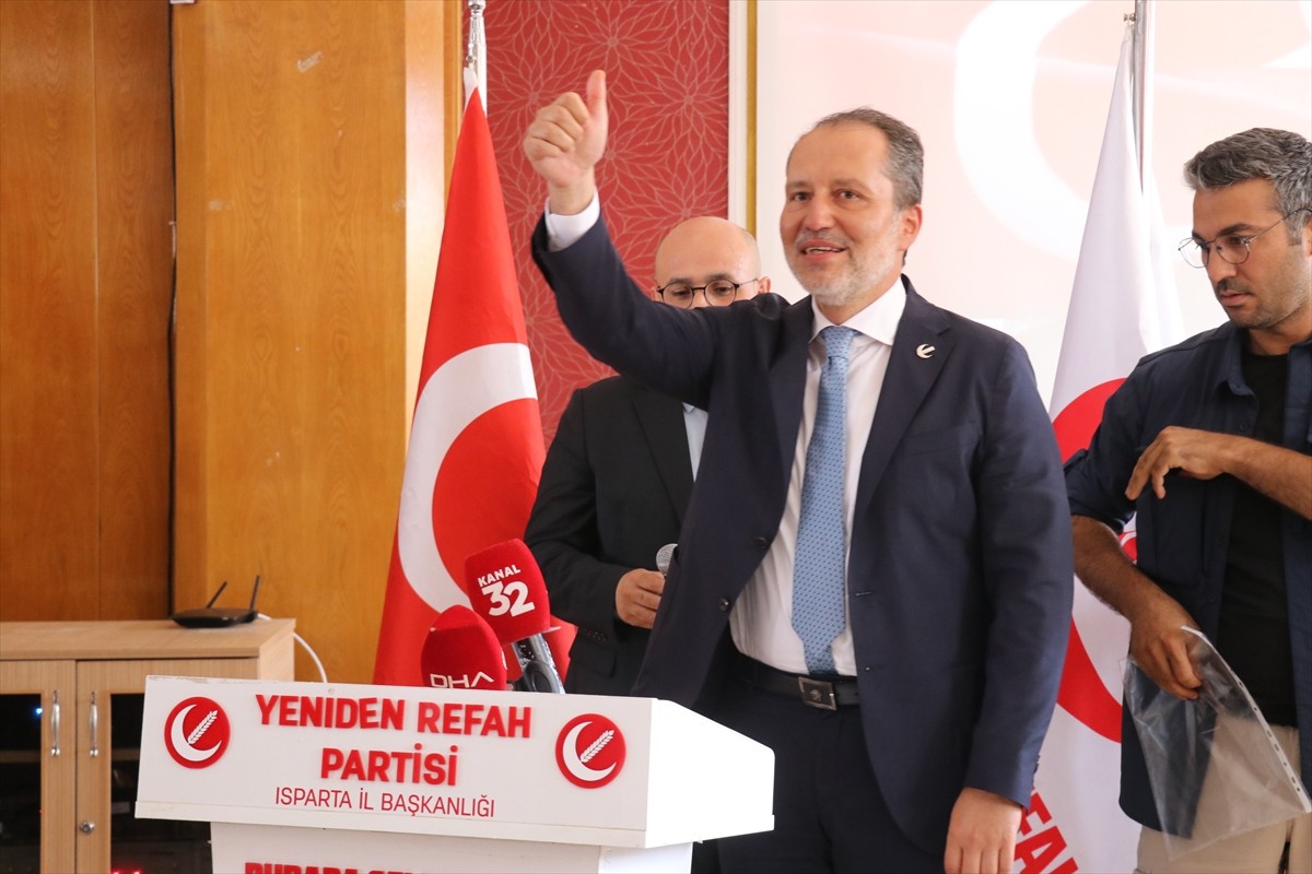 Yeniden Refah Partisi Genel Başkanı Fatih Erbakan, Öğretmenevi Konferans Salonu'nda düzenlenen...