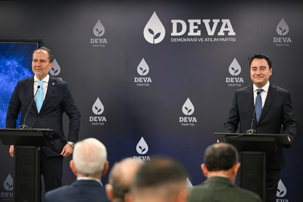 Yeniden Refah Partisi Genel Başkanı Fatih Erbakan (solda), DEVA Partisi Genel Başkanı Ali...