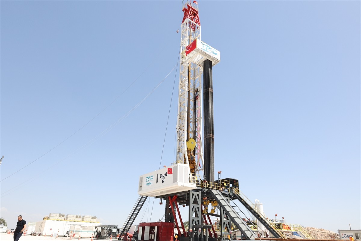 Yerli ve milli iki yeni sondaj kulesi "Seyit Onbaşı" ve "Naim Süleymanoğlu" Şırnak'taki sahalarda...