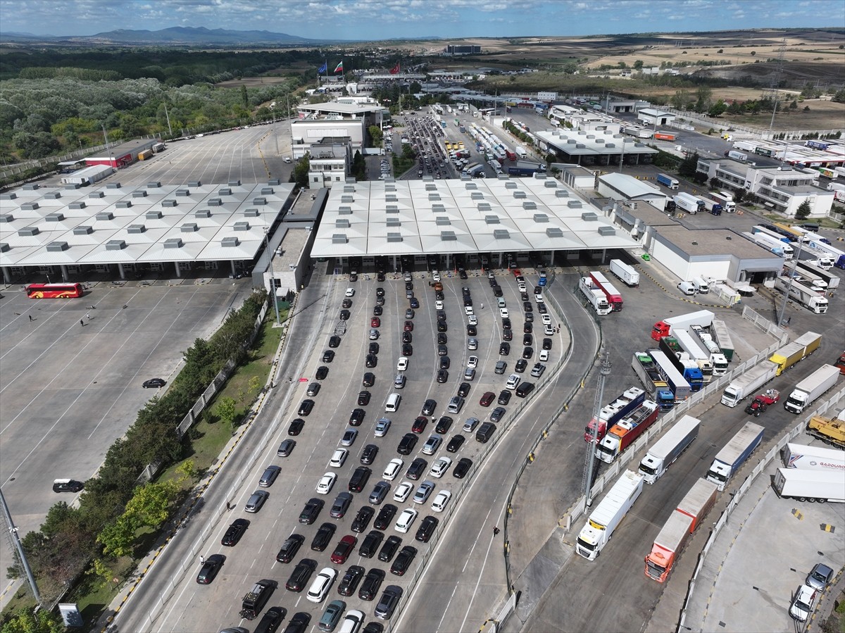 Yıllık izinlerini memleketlerinde geçiren gurbetçilerin dönüşleri devam ediyor. İzinlerini...