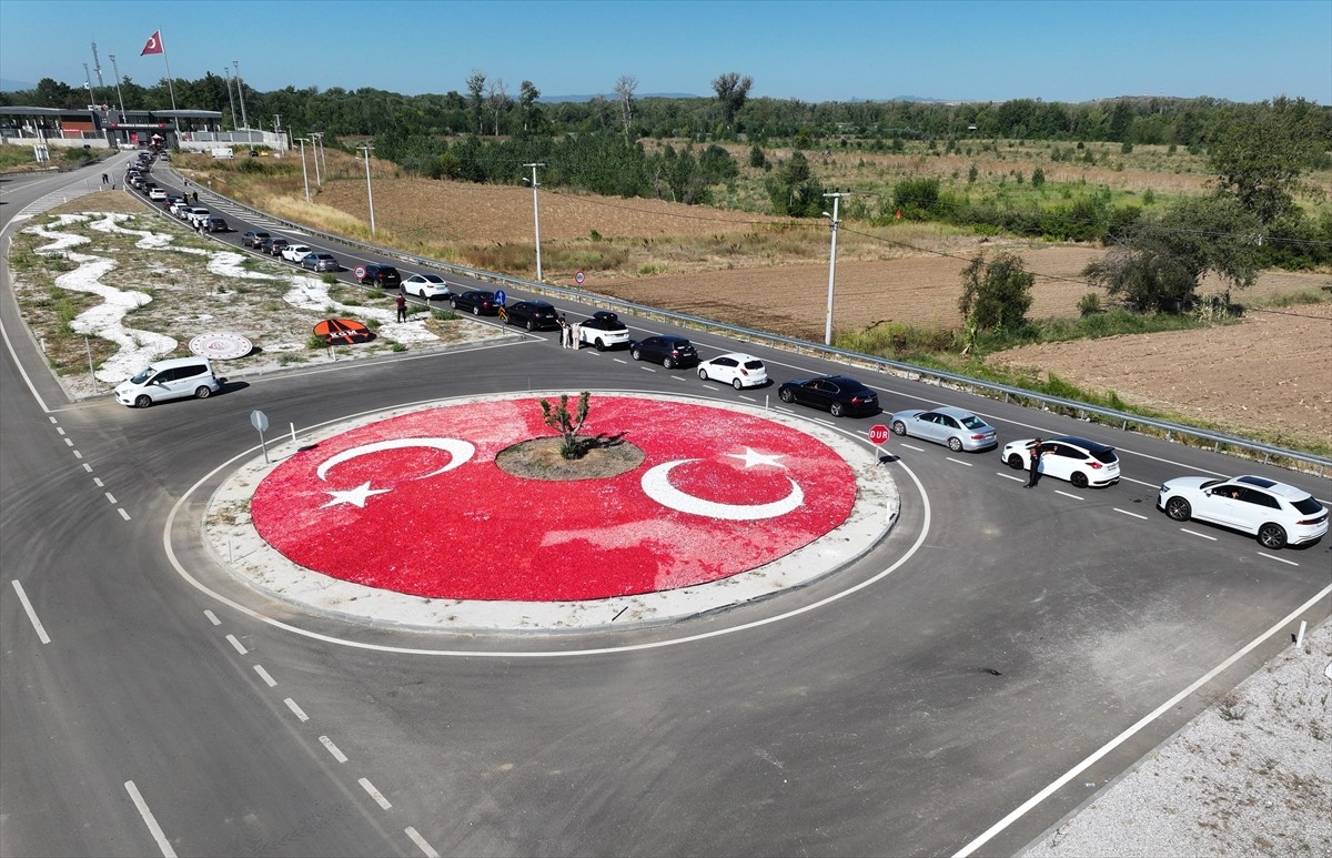 Yıllık izinlerini Türkiye'de geçiren gurbetçilerin yaşadıkları ülkelere dönüş yolculuğu devam...